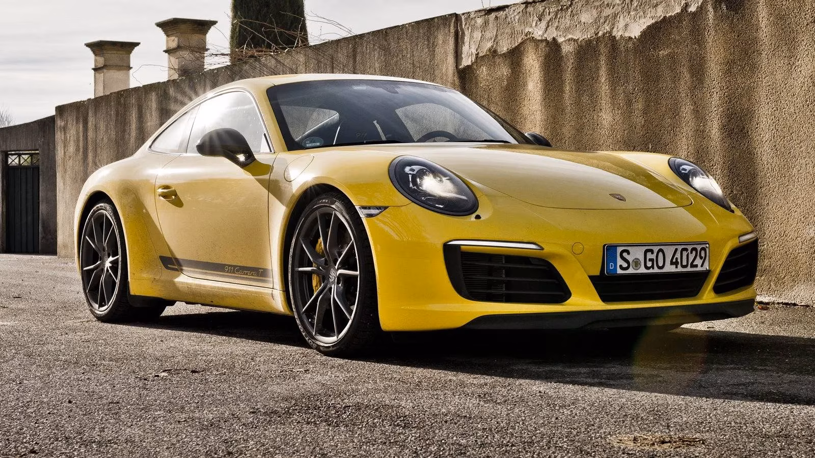 the-enduring-evolution-a-poetic-look-at-the-porsche-911-s-timeless-journey-image-0